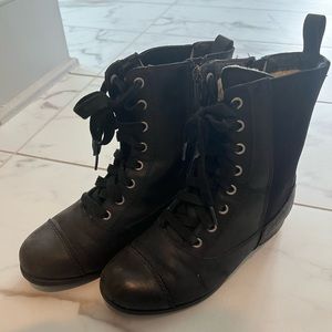 UGG Women Leather boots Size 6